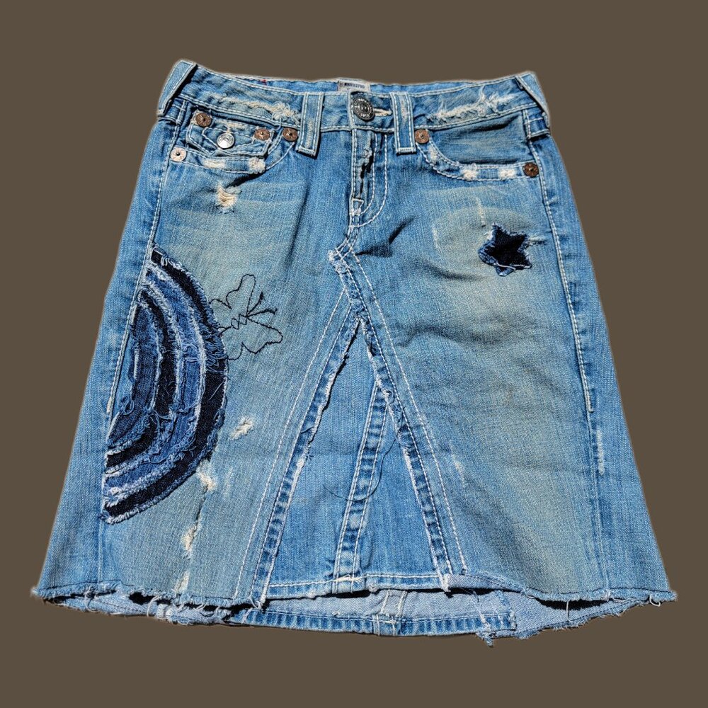 ☆🦋⋆｡ True Religion mid rise denim skirt with patchwork embroidery 𖦹°🌈‧☆